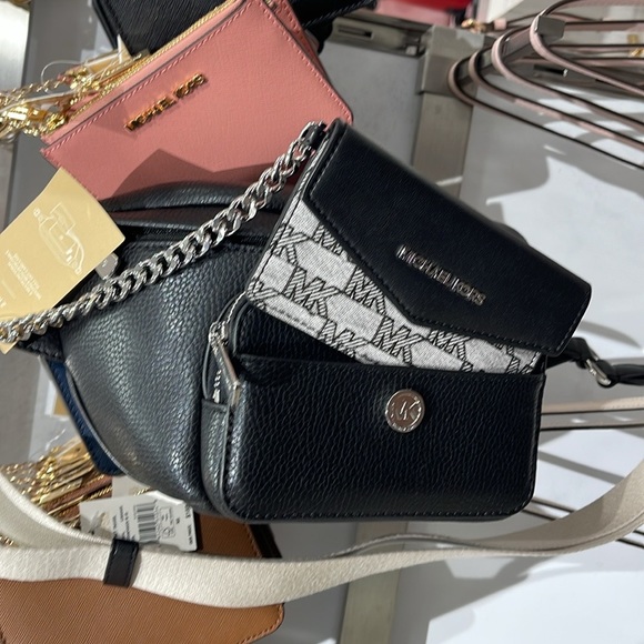 MICHAEL KORS
Maisie Large Pebbled Leather 2-in-1 Sling Pack
Black 
NWT - Picture 9 of 16